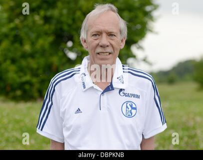 Equipment Manager Wolfgang Thielmann della Bundesliga tedesca club FC Schalke 04 durante il photocall ufficiale per la stagione 2013-14 il 10 luglio 2013 presso il sito colliery Consol a Gelsenkirchen nella Renania settentrionale-Vestfalia). Foto: Caroline Seidel/dpa giocatore della Bundesliga tedesca club FC Schalke 04 durante il photocall ufficiale per la stagione 2013-14 il 10 luglio 2013 presso il sito colliery Consol a Gelsenkirchen nella Renania settentrionale-Vestfalia). Foto: Caroline Seidel/dpa giocatore della Bundesliga tedesca club FC Schalke 04 durante il photocall ufficiale per la stagione 2013-14 il decimo Foto Stock