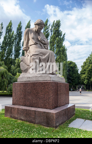 Statua della donna piangente rappresenta la morte del lutto della patria di 7000 soldati memoriale della guerra sovietica - Treptow, Berlino Foto Stock