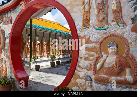 Porta circolare e di Buddha, Tempio di Kek Lok Si, gru Hill, Georgetown, Pulau Penang, Malaysia, Asia sud-orientale, Asia Foto Stock
