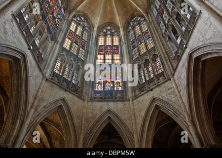 La bella vetrata sopra il coro in l'Abbaye de La Trinite, Vendome, Loir-et-Cher, Centre, Francia, Europa