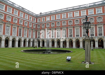 Fountain Court a Hampton Court Palace, Surrey, Regno Unito. Foto Stock