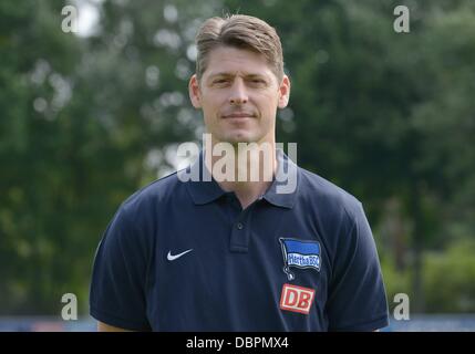 Goalie coach Richard GOLZ della Bundesliga tedesca club Hertha BSC durante il photocall ufficiale della stagione 2013-14 il 28 giugno 2013 a Berlino sul campo di allenamento allo Stadio Olimpico. Foto: Rainer Jensen/dpa Foto Stock