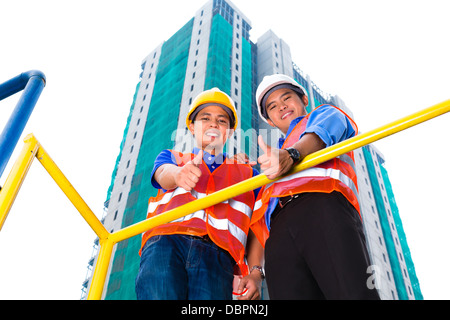 Architetto cinese e supervisore su un sito in costruzione Foto Stock