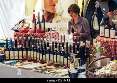 Una bancarella vendendo una gamma di cancellare le acqueviti di frutta nota come 'eau de vie" al mercato in Place Guillaume II in Lussemburgo. Foto Stock