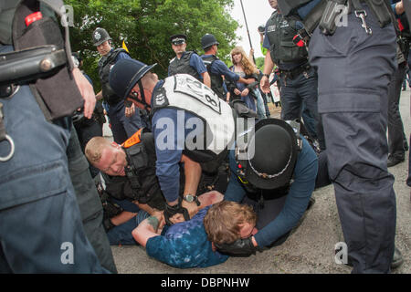 Balcombe, West Sussex, Regno Unito. Il 2 agosto, 2013. Gli ufficiali di polizia trattenere protester come manifestanti tentano di bloccare l'accesso al sito di perforazione. Protesta contro Cuadrilla drilling & fracking appena fuori dal villaggio di Balcombe nel West Sussex. Balcombe, West Sussex, Regno Unito, 2 agosto 2013. Credito: martyn wheatley/Alamy Live News Foto Stock