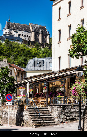 Vista del castello a Vianden in Lussemburgo, dall'omonimo paese sottostante. Foto Stock