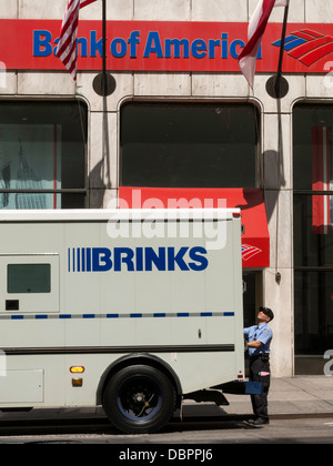 Brinks Carrello blindato e la protezione al di fuori di Bank of America Branch, NYC, STATI UNITI D'AMERICA Foto Stock