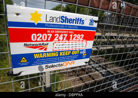 02/08/2013 terra sceriffi cartello di avviso su un ponte ferroviario a Southend-on-Sea Foto Stock