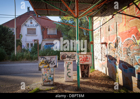 Stazione di gas con graffiti presso il villaggio abbandonato di Doel in Belgio Foto Stock