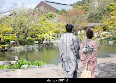 Un giovane giapponese giovane a camminare in abito tradizionale in Giappone la primavera, il santuario Yasaka vicino al Parco di Maruyama, Kyoto Foto Stock
