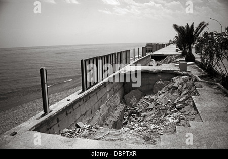 Lungomare danneggiato marciapiede lungo la costa calabrese a pizzo, Italia Meridionale Foto Stock