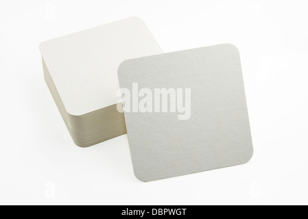 Pila di nuova birra coasters isolato su uno sfondo bianco. Aggiungere il vostro proprio disegno o logo. Foto Stock