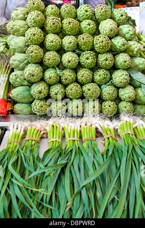 Carciofo e giovani aglio su un mercato centrale di Valencia, Spagna Foto Stock