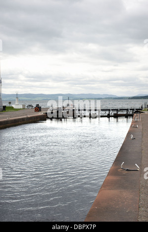 Guardando verso il Beauly Firth dal mare Clachnaharry serratura e inizio del Caledonian Canal a Inverness Scozia Scotland Foto Stock