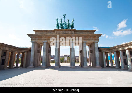 La Porta di Brandeburgo in scala in Europa Park, a Torrejon de Ardoz, Madrid Foto Stock