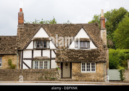 Antico e tradizionale francone cottage in un villaggio nel Somerset, Inghilterra, Regno Unito. Foto Stock
