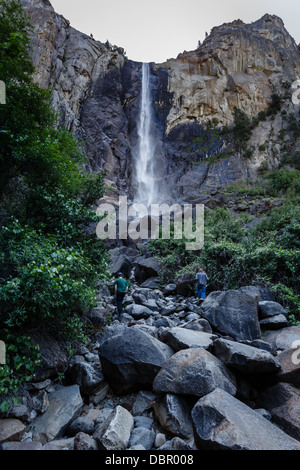 Vista verticale di tutto il velo nuziale cade nel deserto sito patrimonio dell'umanità Parco nazionale di Yosemite in California usa Foto Stock