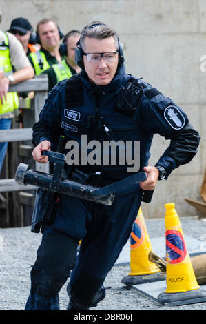 Ballykinlar, Irlanda del Nord. 2 agosto 2013 - Un concorrente finlandese viene eseguito con un 'Enforcer' in corrispondenza di un evento SWAT Credit: stephen Barnes/Alamy Live News Foto Stock