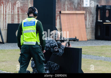 Ballykinlar, Irlanda del Nord. 2 agosto 2013 - Un funzionario di polizia da St. Cloud PD incendi una Heckler e Koch MP5 fucile in corrispondenza di un evento di formazione Credito: Stephen Barnes/Alamy Live News Foto Stock