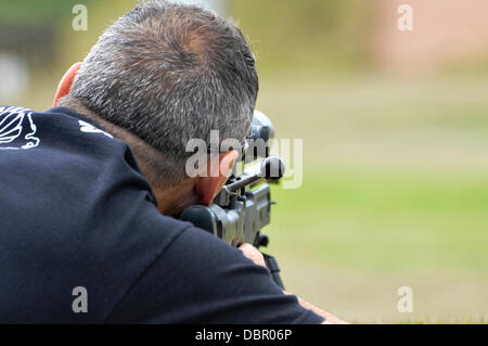 Ballykinlar, Irlanda del Nord. 2 agosto 2013 - un uomo gli incendi a Remington 700P bullone-azione fucile da cecchino Credit: stephen Barnes/Alamy Live News Foto Stock