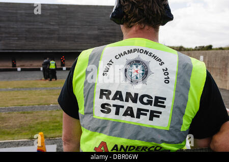 Ballykinlar, Irlanda del Nord. 2 agosto 2013 - Un funzionario orologi procedimento presso un poligono di tiro Credit: stephen Barnes/Alamy Live News Foto Stock