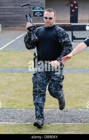 Ballykinlar, Irlanda del Nord. 2 agosto 2013 - Un funzionario di polizia da St. Cloud PD viene eseguito con un 'Enforcer' a SWAT caso Credit: stephen Barnes/Alamy Live News Foto Stock