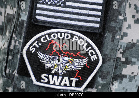 Ballykinlar, Irlanda del Nord. 2 agosto 2013 - Badge di St. Cloud, Minnesota, polizia SWAT team Credit: stephen Barnes/Alamy Live News Foto Stock