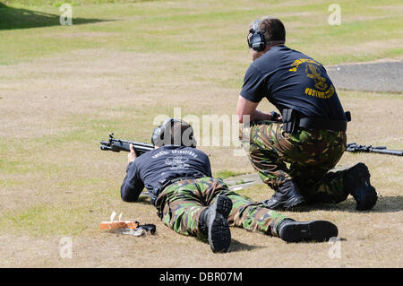 Ballykinlar, Irlanda del Nord. 2 agosto 2013 - Un uomo spara un Heckler e Koch MP5 Credit: stephen Barnes/Alamy Live News Foto Stock