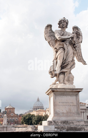 Famose statue di San Angelo ponte in background con il Vaticano a Roma, Italia Foto Stock