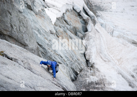 Jan solyga arrampicata piombo 'mal coeur espagnol' rock rotta su petit jorasses volto nelle alpi francesi. ghiacciaio è visto in background. Foto Stock