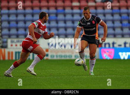 Wigan, Regno Unito. 02Aug, 2013. Greg Eden di Hull KR calci la palla durante le partite di rugby Super League fixture tra Wigan Warriors e Hull Kingston Rovers dal DW Stadium. Credito: Azione Sport Plus/Alamy Live News Foto Stock