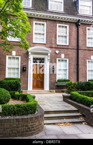 Facciata della casa , Giardino ed ingresso su Ilchester posto, a Chelsea, Londra, Regno Unito Foto Stock