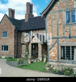 Grande e nuova costruzione, Tudor-style country house con mattoni+pareti di legno Foto Stock