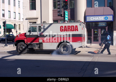 Garda armored auto al di fuori di una Caccia filiale di banca. Foto Stock