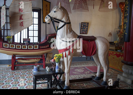 Interno di Quang Trieu assemblaggio Cantonese Hall di Hoi An, Vietnam, sud-est asiatico Foto Stock