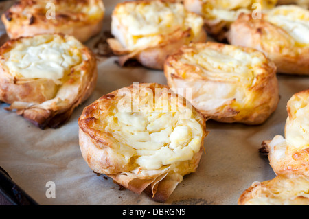 Fresca torta di formaggio fuso con il formaggio feta Foto Stock