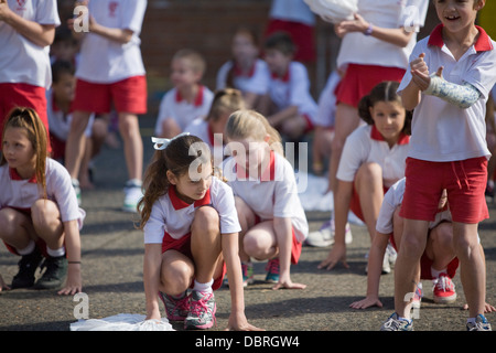 Gli alunni a un australiano la scuola primaria eseguire arte e danza al loro annuale open day per i genitori,Sydney , Australia Foto Stock