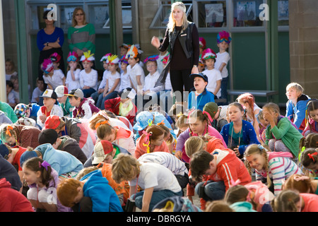 Gli alunni a un australiano la scuola primaria eseguire arte e danza al loro annuale open day per i genitori,Sydney , Australia Foto Stock