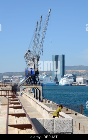 Sea Wall O Break Water E Level Luffing Cranes & Zaha Hadid Torre Nel Porto O Docks Marsiglia Provenza Francia Foto Stock