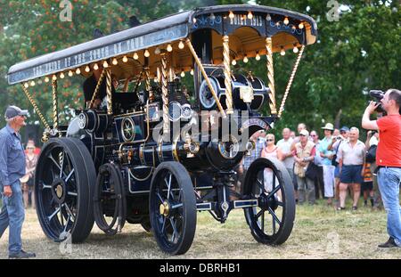 Alt Schwerin, Germania. 03 Ago, 2013. Il vapore vehichle "orgoglio del Sud on Tour" costruito nel 1913, che era un generatore di vapore per la fiera in Inghilterra, è pilotato in corrispondenza del decimo internazionale riunione del vapore nel Agroneum in Alt Schwerin, Germania, 03 agosto 2013. Più di 160 macchine a vapore ha preso parte alla manifestazione con una parata e visualizza. Foto: Jens BUETTNER/dpa/Alamy Live News Foto Stock