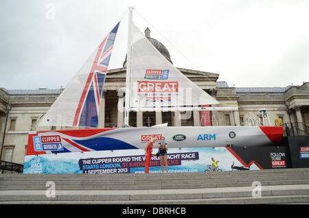 Londra, Regno Unito. 03 Ago, 2013. Team Gran Bretagna e Irlanda del Nord 70' Yacht a vela che sarà in funzione il Clipper il giro del mondo in barca a vela che parte dal Molo di St Katherines, Londra nel mese di settembre è esposta al pubblico a Londra in Trafalgar Square di fronte alla National Portrait Gallery Credito: Duncan Penfold/Alamy Live News Foto Stock