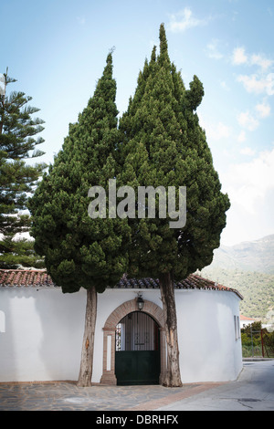 Entrata a un grand station wagon, a Istan, Andalusia, Spagna Foto Stock