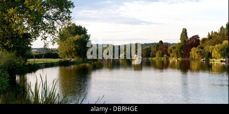 Vista sul Tamigi a Cookham. Questo panoramico è stato girato per lo sfondo per la febbre da fieno al Rose Theatre di Kingston. Foto Stock