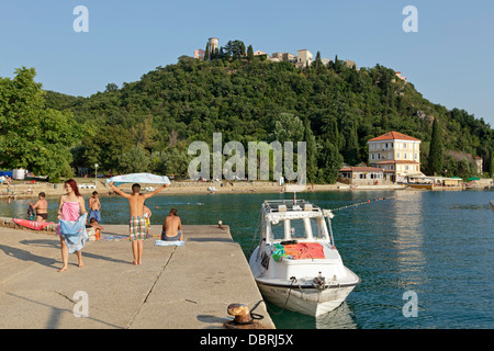 Porto e spiaggia, Omisalj, Isola di Krk, golfo di Kvarner, Croazia Foto Stock