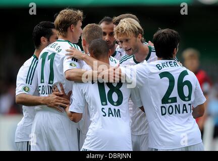 Lippstadt, Germania. 03 Ago, 2013. Leverkusen è Lars Bender (coperto) celebra il suo 0-1 obiettivo con i suoi compagni di squadra durante il primo round DFB Cup match tra SV Lippstadt 08 e Bayer Leverkusen allo stadio Am Waldschloesschen in Lippstadt, Germania, 03 agosto 2013. Foto: JONAS GUETTLER Foto Stock