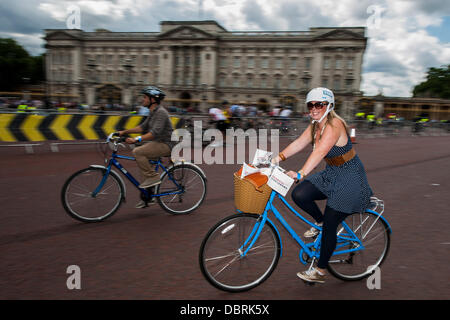 Londra, Regno Unito. Il 3 agosto, 2013. I ciclisti di tutte le età godetevi il tempo in estate come passano il Buckingham Palace come parte di Prudential RideLondon che avvengono durante il fine settimana di sabato 3 agosto 2013. Buckingham Palace, London REGNO UNITO. Credito: Guy Bell/Alamy Live News Foto Stock