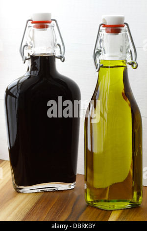 Delizioso olio di oliva ottenuti da carni pressate a freddo delle olive e aceto balsamico. Foto Stock