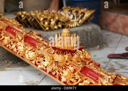 Dettaglio di un Balinese scultura in legno su un operaio di banco in un workshop locale. Foto Stock