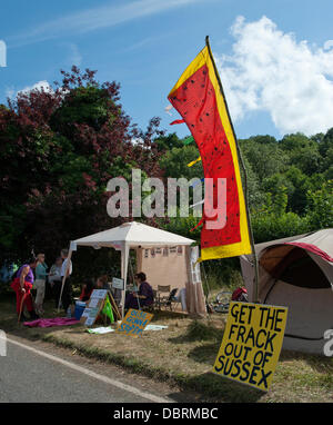 Balcombe, West Sussex, Regno Unito. 03 Ago, 2013. I dimostranti e i banner contro Fracking e Cuadrilla la perforazione esplorativa per olio e gas in Balcombe, Sussex, Credito: Prixnews/Alamy Live News Foto Stock