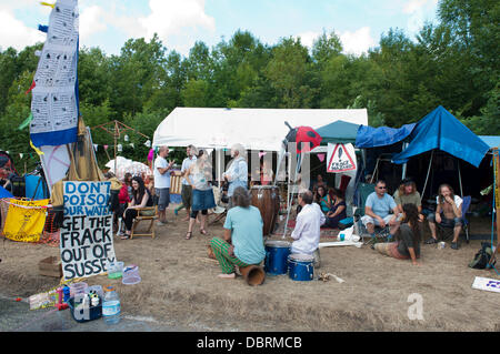 Balcombe, West Sussex, Regno Unito. 03 Ago, 2013. Manifestanti contro Fracking e Cuadrilla la perforazione esplorativa per olio e gas in Balcombe, Sussex, Credito: Prixnews/Alamy Live News Foto Stock